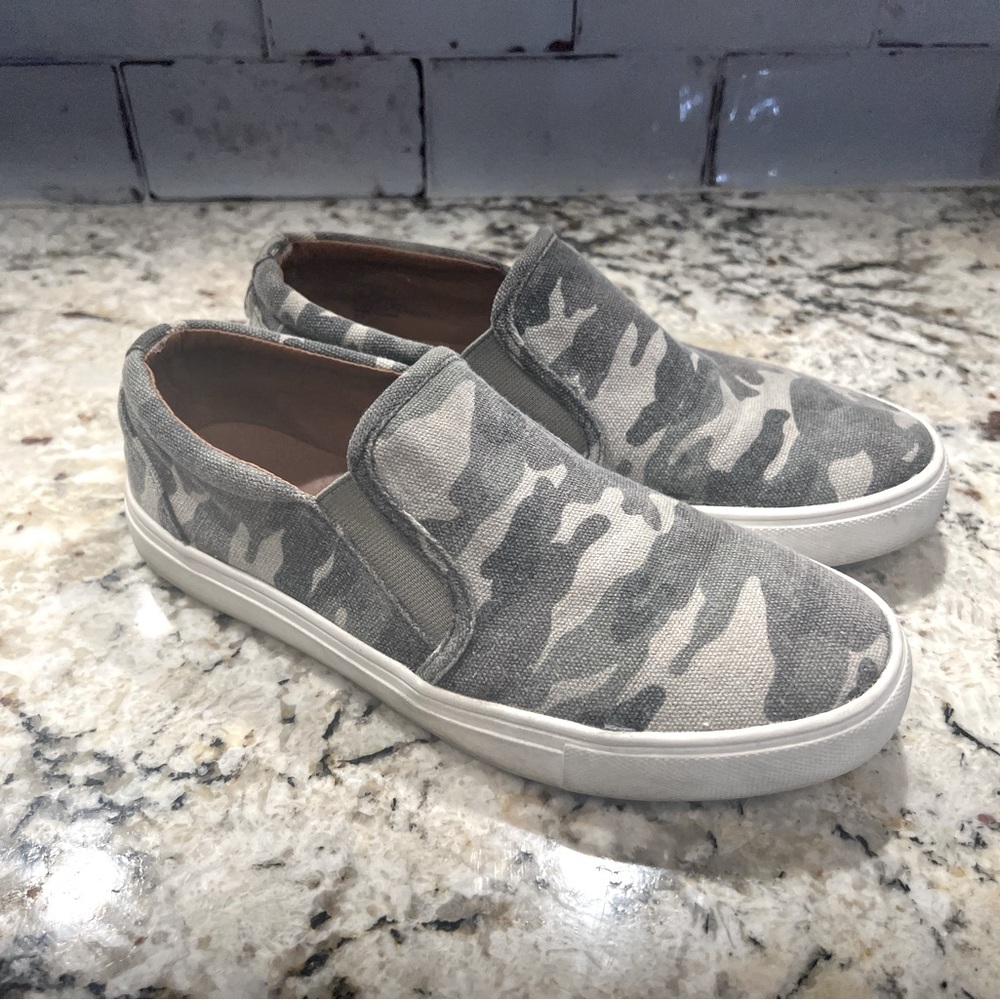 Steve Madden camo slip on loafer